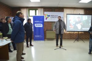 El Ministro de Producción e Industria de Neuquén, Lic. Facundo López Raggi, durante el acto en el Mercado.